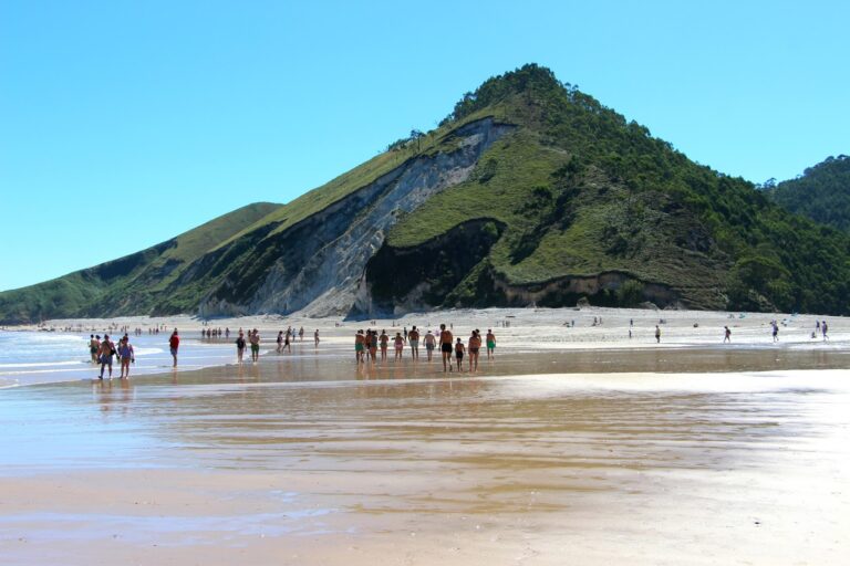 La playa de san antolín de bedón, situada en la localidad de llanes para amantes del surf