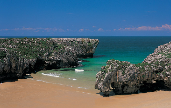 La playa de cuevas del mar, de las playas más bonitas del norte en la localidad de llanes en asturias