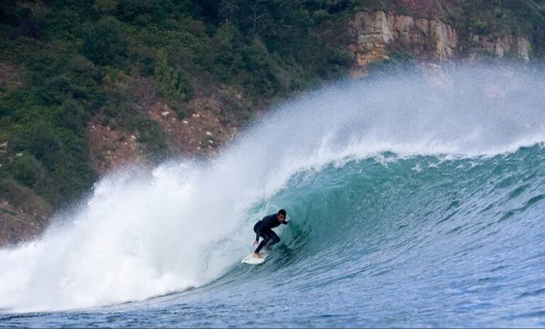 Las playas de Llanes y ribadesella son conocidas por sus olas para los amantes del surf